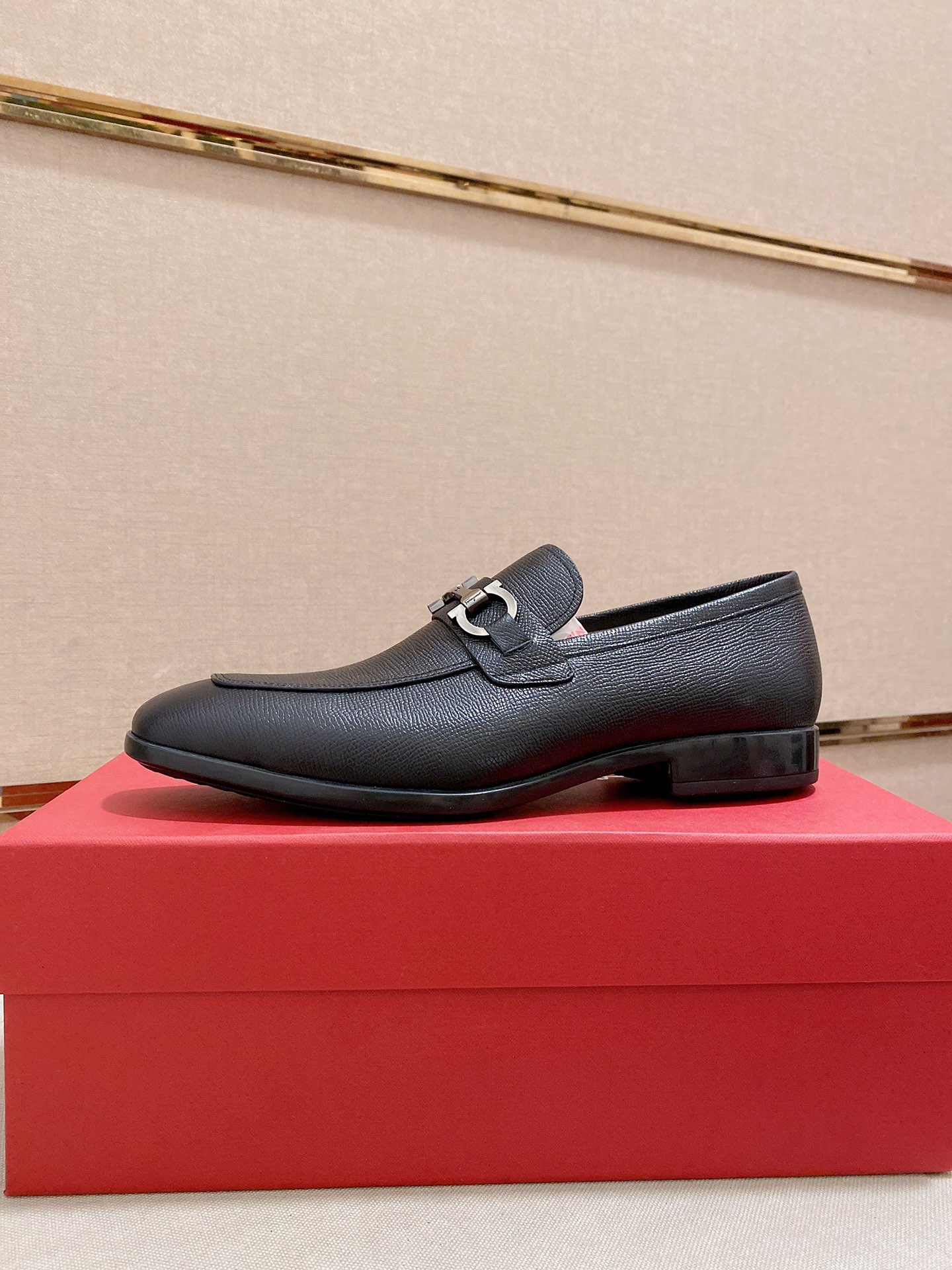 K5 高端品质🐟菲拉格幕🚹 官网男士套脚鞋同步款，鞋面选用进口漆面牛皮，最新品牌元素G家五金拉环扣，菲拉格慕官网最新 彰显不俗的气息，设计简约套脚款型 超级百搭 内里头层水染🐂牛皮里。原版橡胶底，