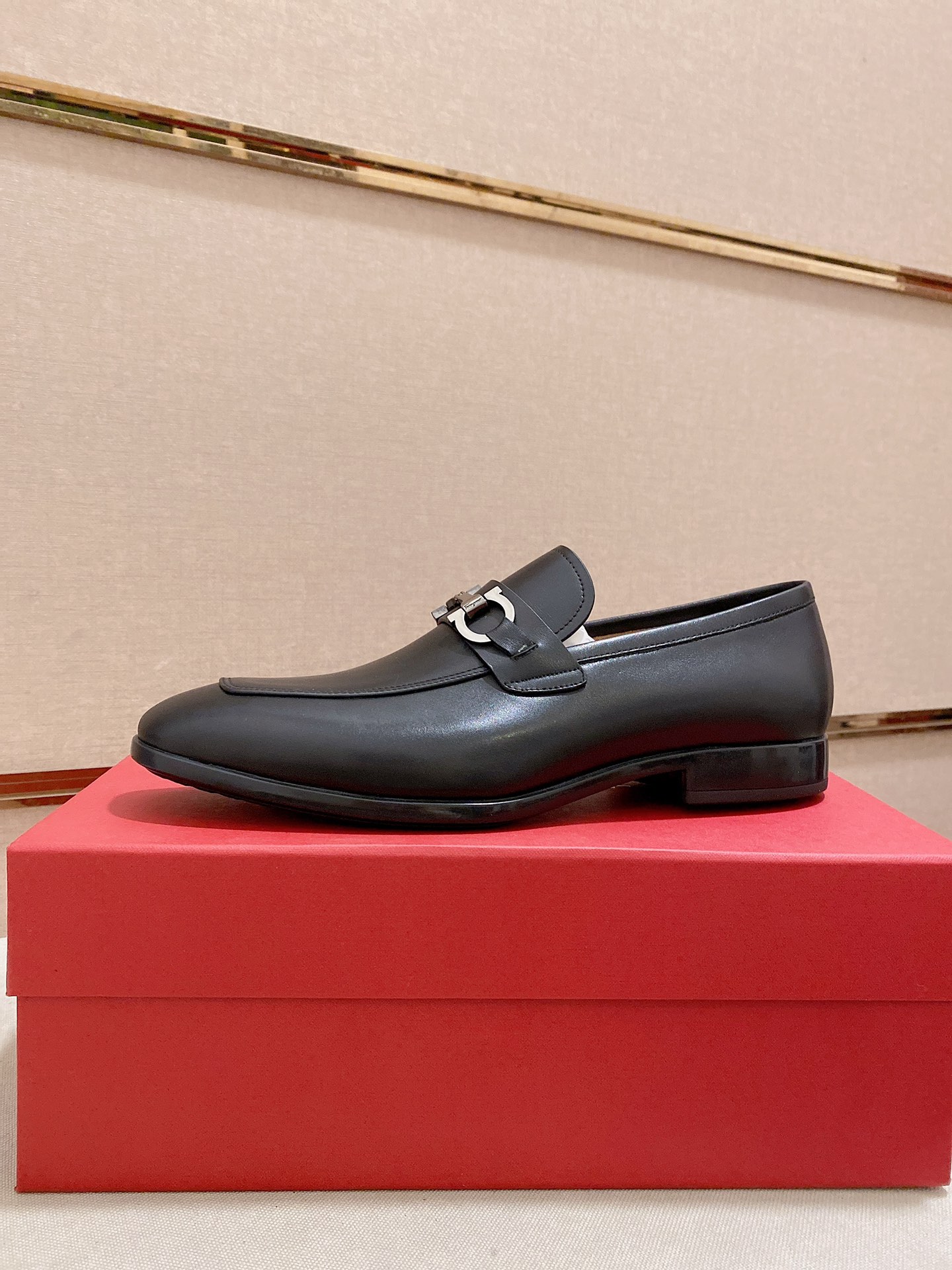 K5 高端品质🐟菲拉格幕🚹 官网男士套脚鞋同步款，鞋面选用进口漆面牛皮，最新品牌元素G家五金拉环扣，菲拉格慕官网最新 彰显不俗的气息，设计简约套脚款型 超级百搭 内里头层水染🐂牛皮里。原版橡胶底，