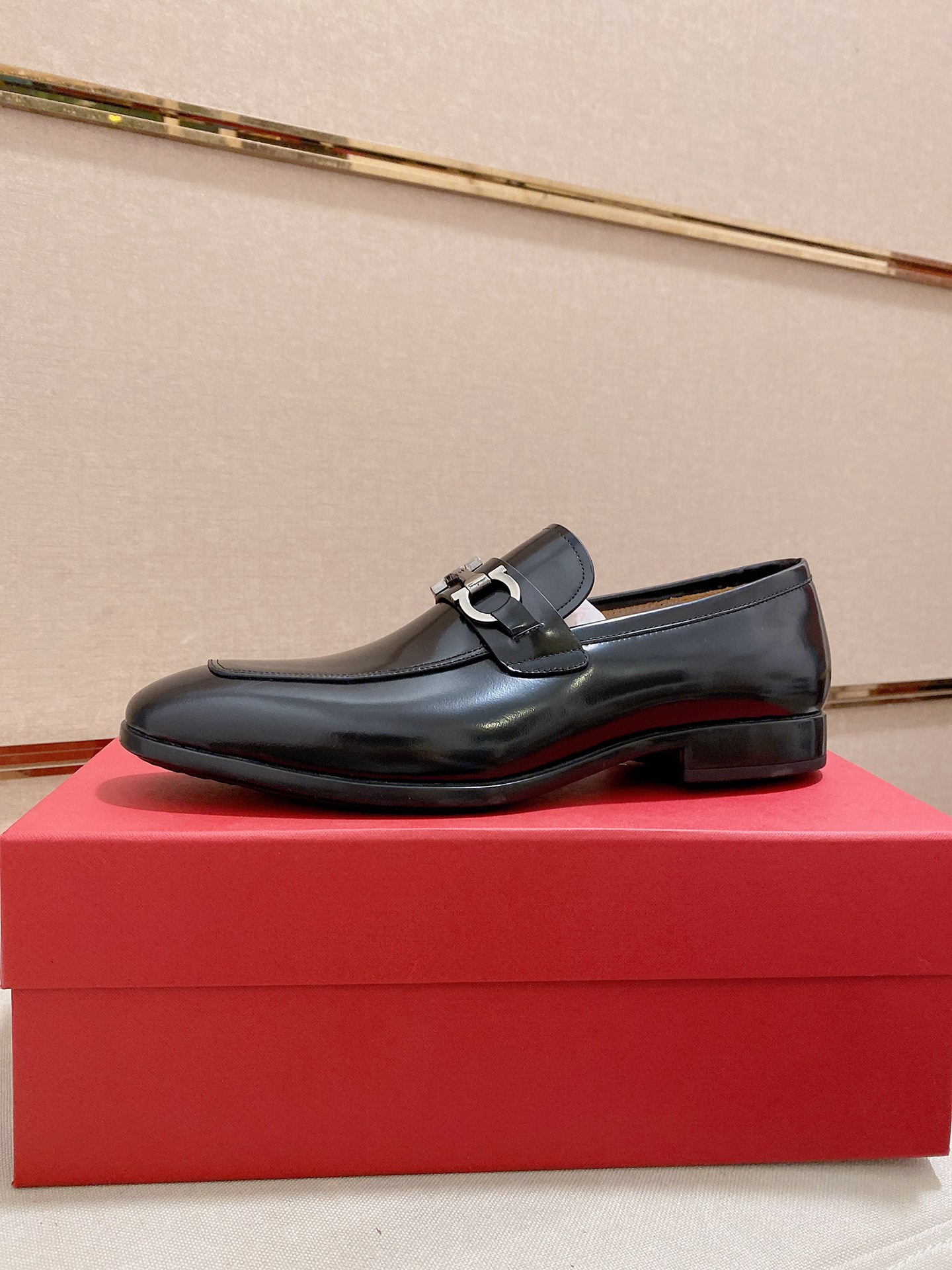 K5 高端品质🐟菲拉格幕🚹 官网男士套脚鞋同步款，鞋面选用进口漆面牛皮，最新品牌元素G家五金拉环扣，菲拉格慕官网最新 彰显不俗的气息，设计简约套脚款型 超级百搭 内里头层水染🐂牛皮里。原版橡胶底，