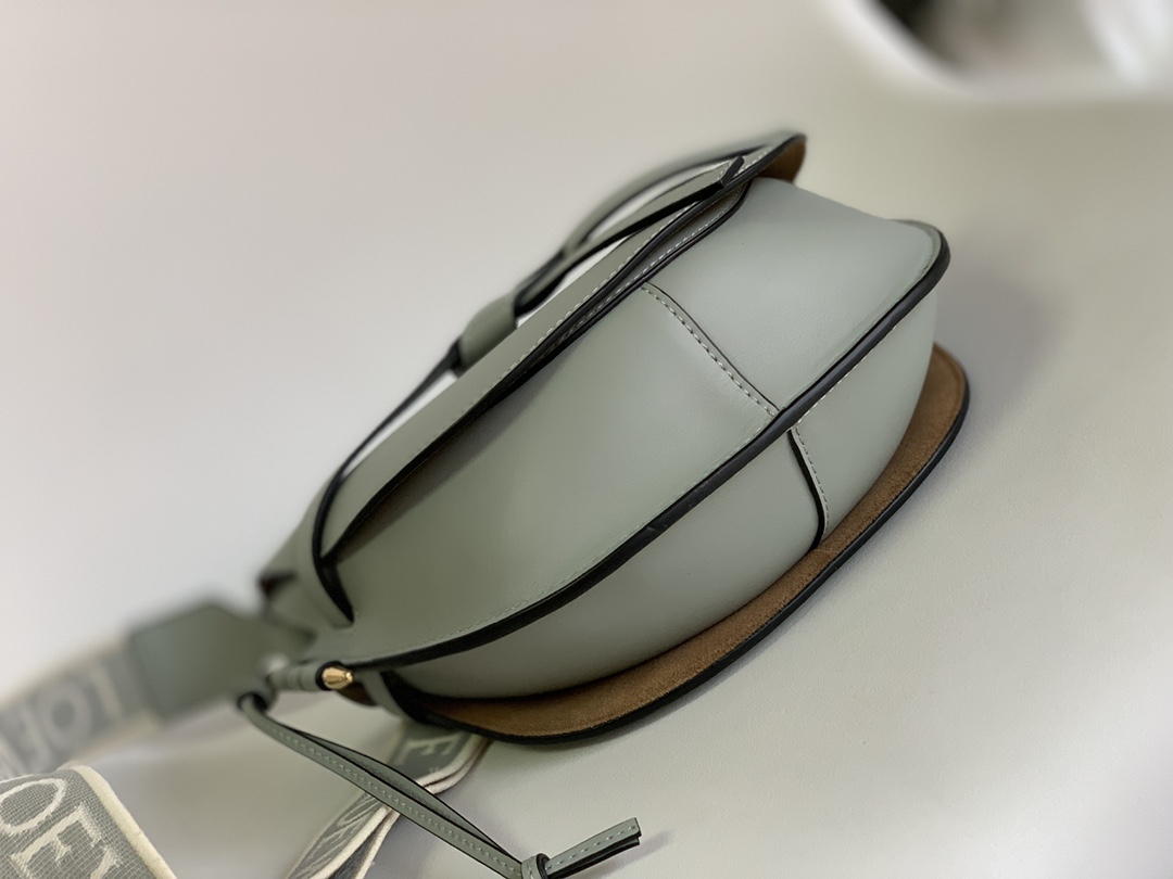 Lo*we🔥全新小号Gate到货👏罗家新版logo绣花编织宽肩带马鞍包👍包身采用柔软牛皮革精制而成💋可拆