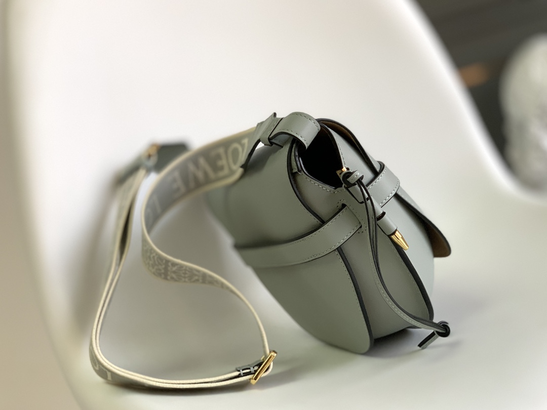 Lo*we🔥全新小号Gate到货👏罗家新版logo绣花编织宽肩带马鞍包👍包身采用柔软牛皮革精制而成💋可拆