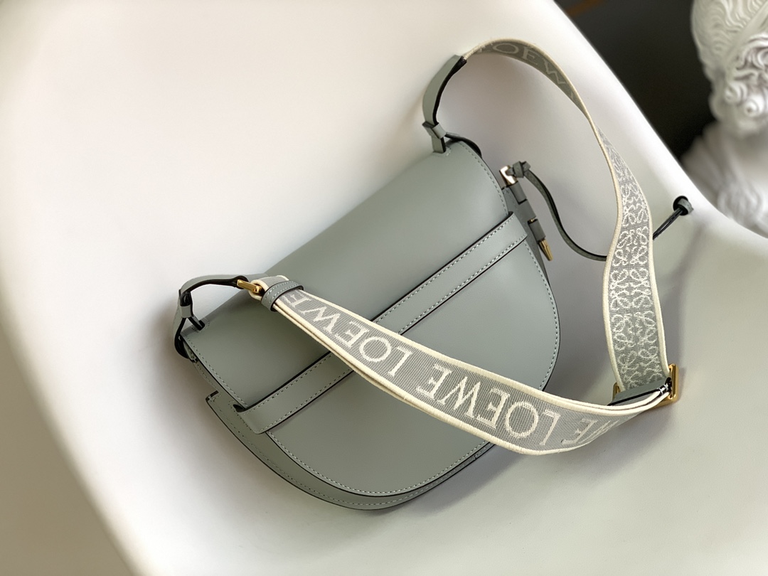 Lo*we🔥全新小号Gate到货👏罗家新版logo绣花编织宽肩带马鞍包👍包身采用柔软牛皮革精制而成💋可拆