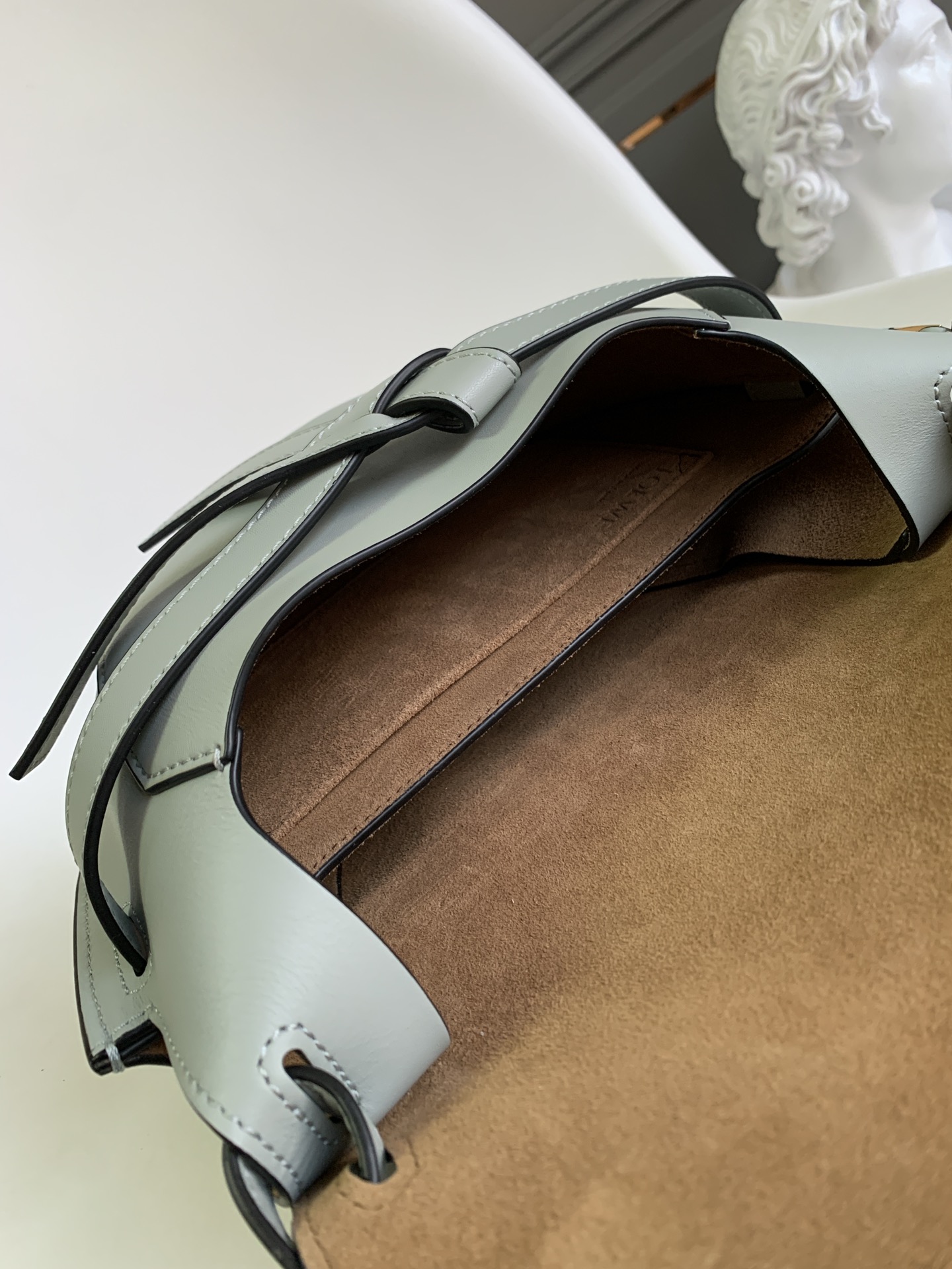 Lo*we🔥全新小号Gate到货👏罗家新版logo绣花编织宽肩带马鞍包👍包身采用柔软牛皮革精制而成💋可拆