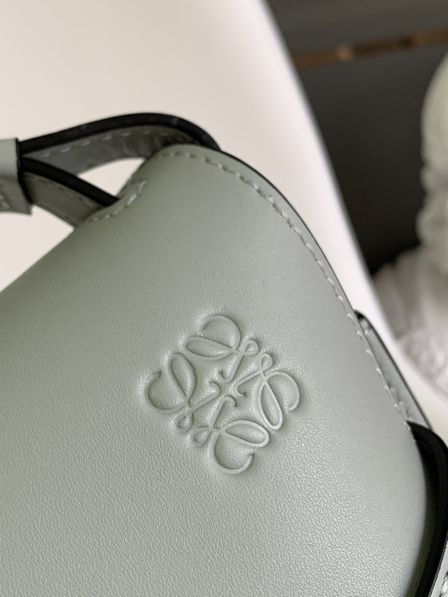 Lo*we🔥全新小号Gate到货👏罗家新版logo绣花编织宽肩带马鞍包👍包身采用柔软牛皮革精制而成💋可拆