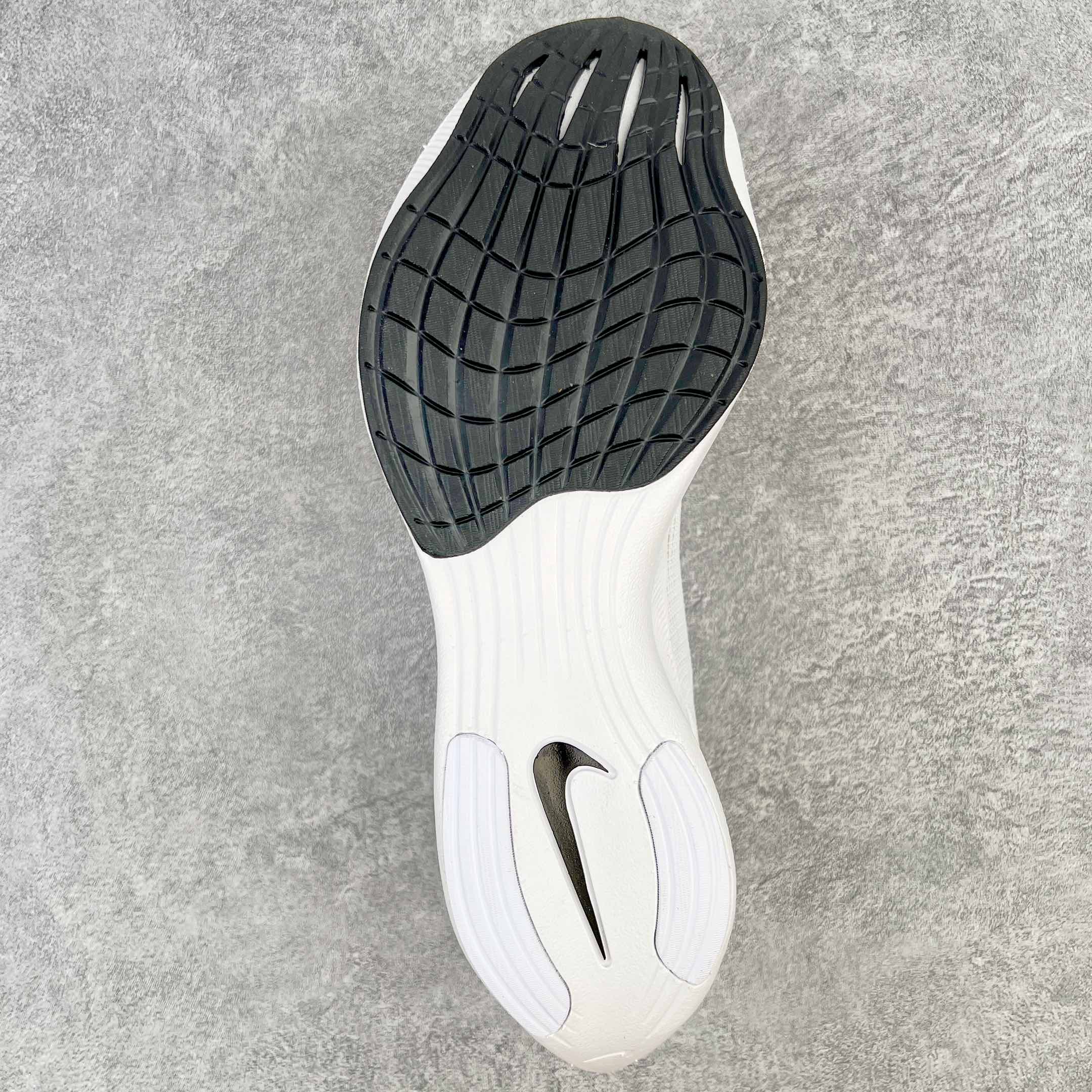 图片[9]-＃纯原福利 NK ZoomX Vaporfly Next% 马拉松二代跑鞋 细节整体升级 这款next%和上一款4%的鞋最大区的别于在鞋面面料 鞋面使用了全新 Vaporweave 科技 这种类似蝉翼的材质相比 Flyknit 更加轻薄透气 非对称的鞋带系统和泡棉护垫的加入令舒适度更高 鞋头辅以超大的 Swoosh 点缀 再配上流线型外观设计 时尚感十足 尺码：36 36.5 37.5 38 38.5 39 40 40.5 41 42 42.5 43 44 44.5 45-选品中心