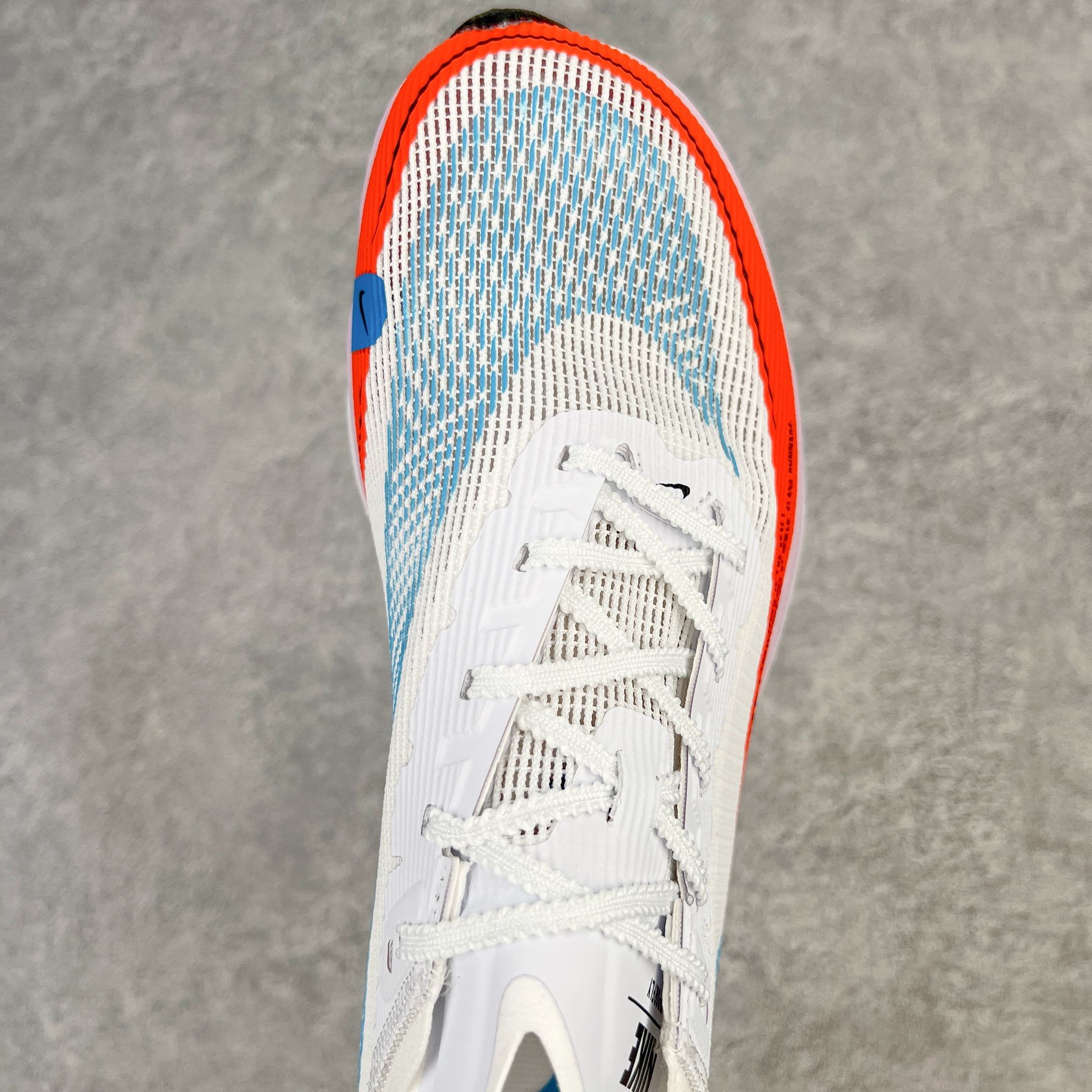 图片[4]-＃纯原福利 NK ZoomX Vaporfly Next% 马拉松二代跑鞋 细节整体升级 这款next%和上一款4%的鞋最大区的别于在鞋面面料 鞋面使用了全新 Vaporweave 科技 这种类似蝉翼的材质相比 Flyknit 更加轻薄透气 非对称的鞋带系统和泡棉护垫的加入令舒适度更高 鞋头辅以超大的 Swoosh 点缀 再配上流线型外观设计 时尚感十足 尺码：36 36.5 37.5 38 38.5 39 40 40.5 41 42 42.5 43 44 44.5 45-选品中心