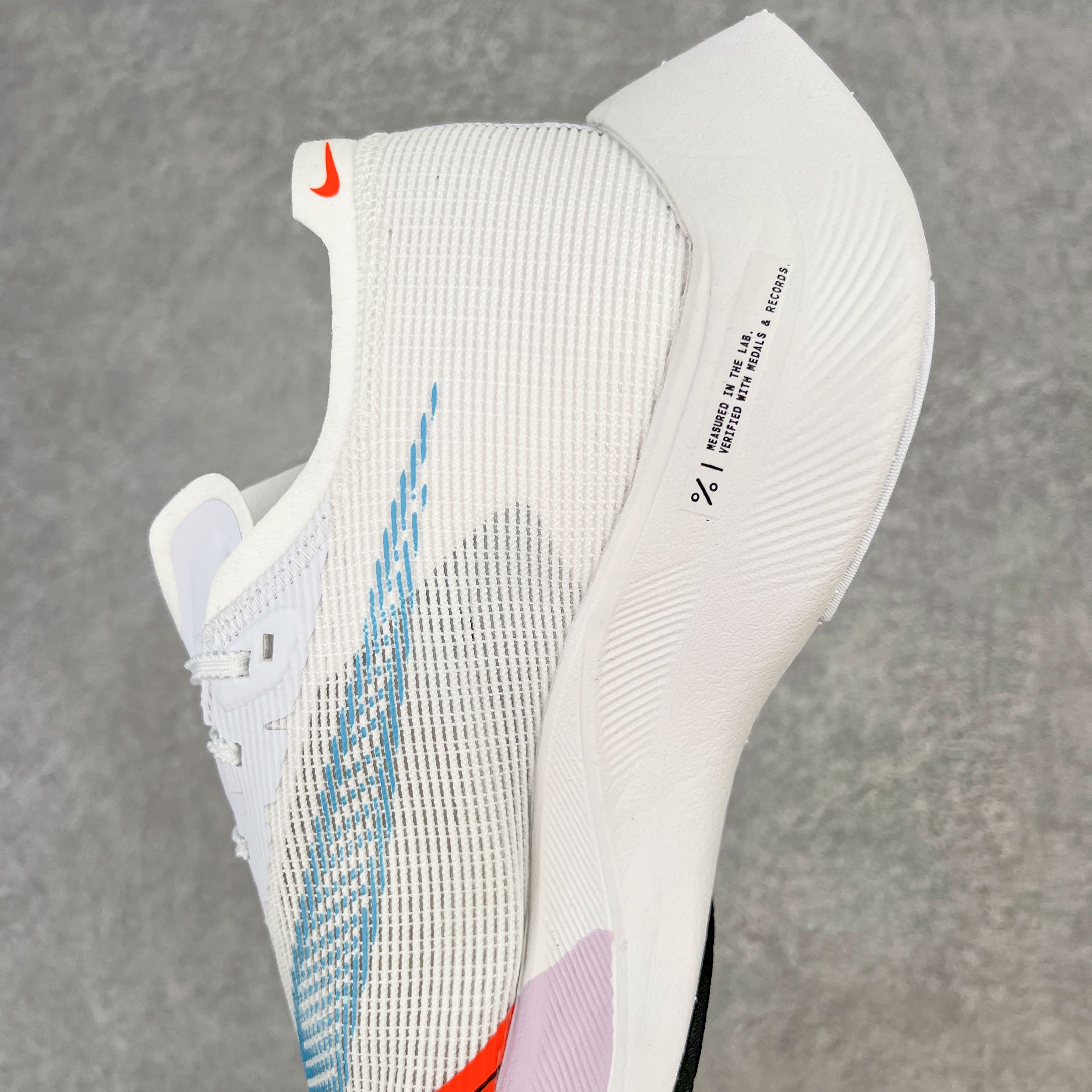 图片[7]-＃纯原福利 NK ZoomX Vaporfly Next% 马拉松二代跑鞋 细节整体升级 这款next%和上一款4%的鞋最大区的别于在鞋面面料 鞋面使用了全新 Vaporweave 科技 这种类似蝉翼的材质相比 Flyknit 更加轻薄透气 非对称的鞋带系统和泡棉护垫的加入令舒适度更高 鞋头辅以超大的 Swoosh 点缀 再配上流线型外观设计 时尚感十足 尺码：36 36.5 37.5 38 38.5 39 40 40.5 41 42 42.5 43 44 44.5 45-选品中心