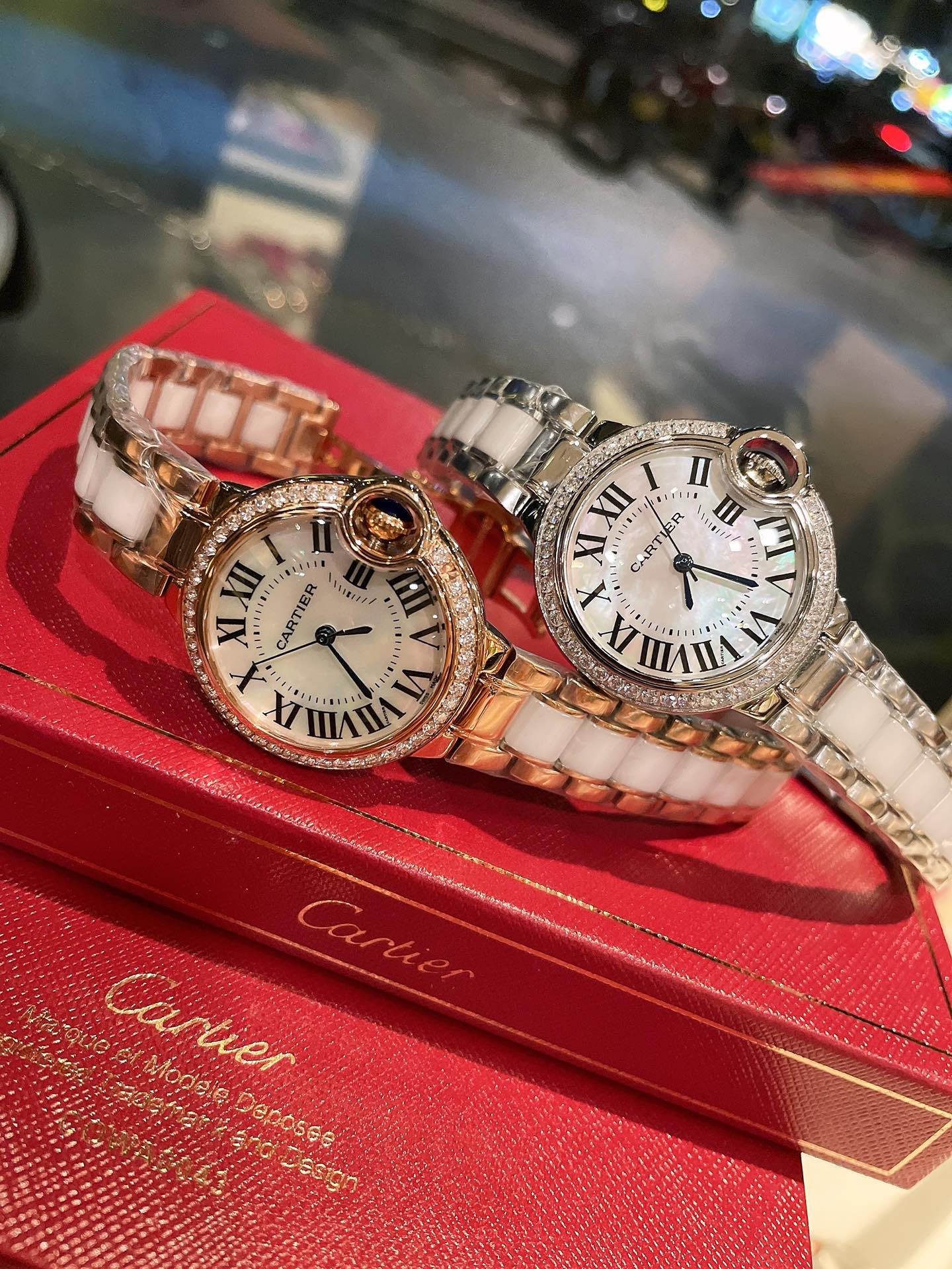 Cartier 卡地亚蓝气球 33mm石英腕表 传统三针设计 星空运转 时间流淌 特殊工艺镶钻