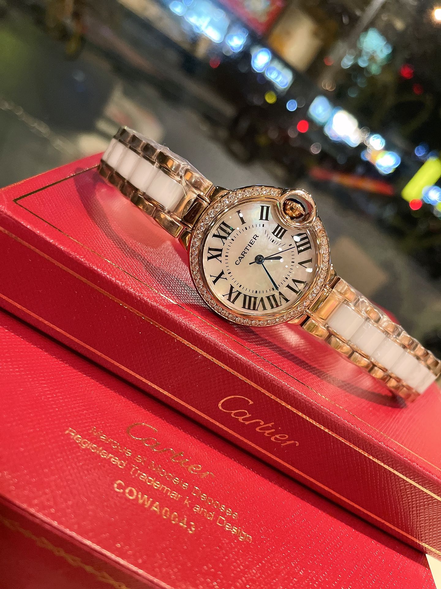 Cartier 卡地亚蓝气球 33mm石英腕表 传统三针设计 星空运转 时间流淌 特殊工艺镶钻