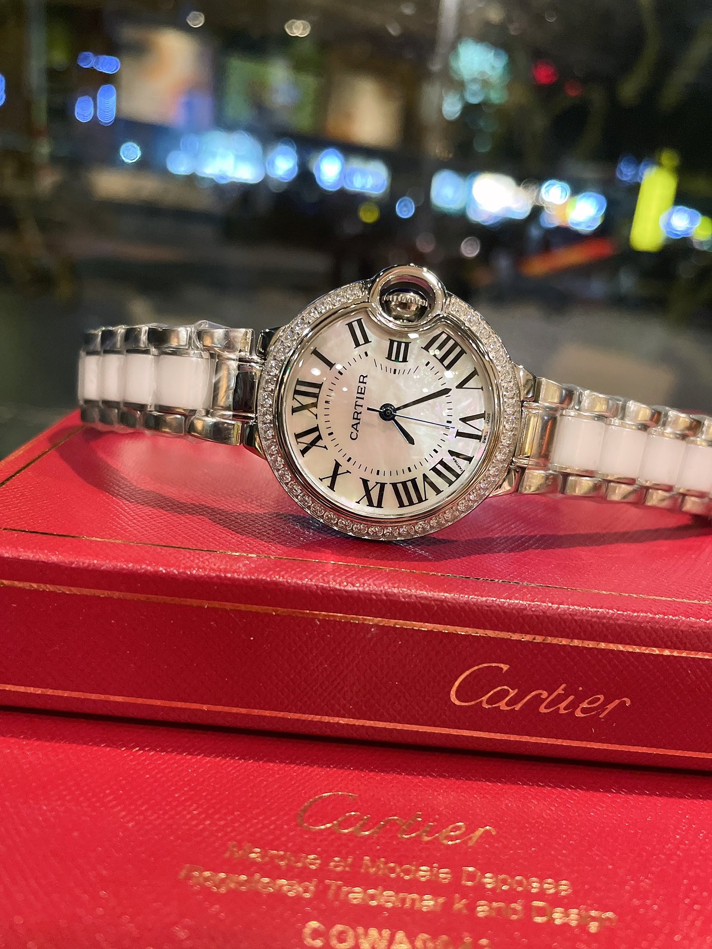 Cartier 卡地亚蓝气球 33mm石英腕表 传统三针设计 星空运转 时间流淌 特殊工艺镶钻