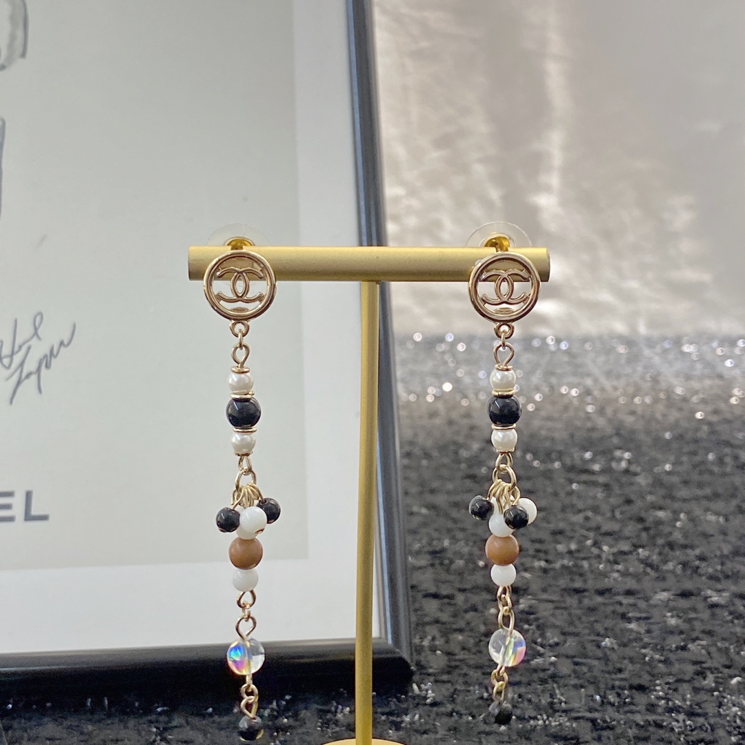 P65▪️编码GE119   0659865
🛍【Chanel香奈儿】
🛍小香经典耳环热销款火爆上新❣
🛍同步专柜‼️正品开模‼️黑红两色可选🤩款式新颖独特💖19年最新流行长款❤️超级百搭显脸瘦🤩速速入手让自己走在时尚潮流之路💃