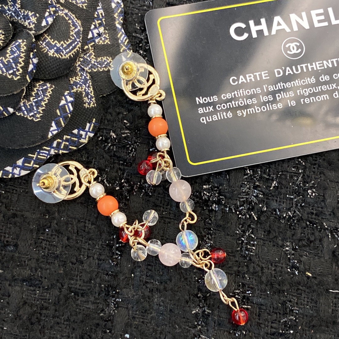 P65▪️编码GE119   0659865
🛍【Chanel香奈儿】
🛍小香经典耳环热销款火爆上新❣
🛍同步专柜‼️正品开模‼️黑红两色可选🤩款式新颖独特💖19年最新流行长款❤️超级百搭显脸瘦🤩速速入手让自己走在时尚潮流之路💃