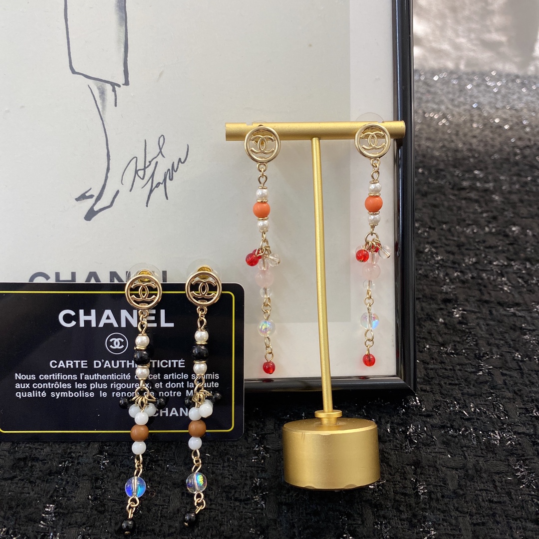 P65▪️编码GE119   0659865
🛍【Chanel香奈儿】
🛍小香经典耳环热销款火爆上新❣
🛍同步专柜‼️正品开模‼️黑红两色可选🤩款式新颖独特💖19年最新流行长款❤️超级百搭显脸瘦🤩速速入手让自己走在时尚潮流之路💃
