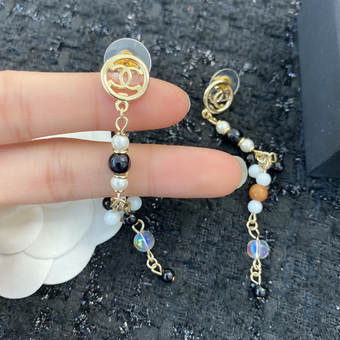 P65▪️编码GE119   0659865
🛍【Chanel香奈儿】
🛍小香经典耳环热销款火爆上新❣
🛍同步专柜‼️正品开模‼️黑红两色可选🤩款式新颖独特💖19年最新流行长款❤️超级百搭显脸瘦🤩速速入手让自己走在时尚潮流之路💃