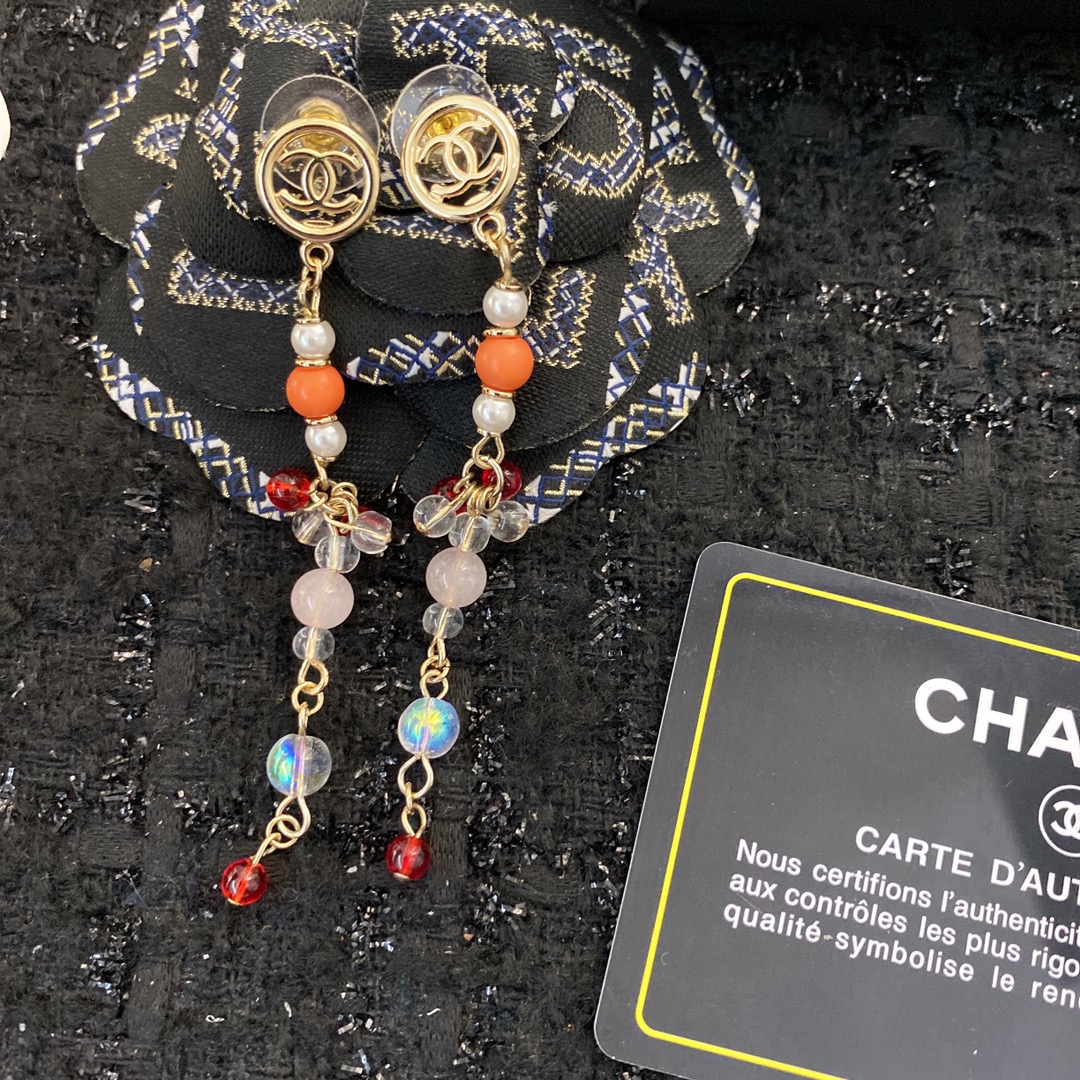 P65▪️编码GE119   0659865
🛍【Chanel香奈儿】
🛍小香经典耳环热销款火爆上新❣
🛍同步专柜‼️正品开模‼️黑红两色可选🤩款式新颖独特💖19年最新流行长款❤️超级百搭显脸瘦🤩速速入手让自己走在时尚潮流之路💃