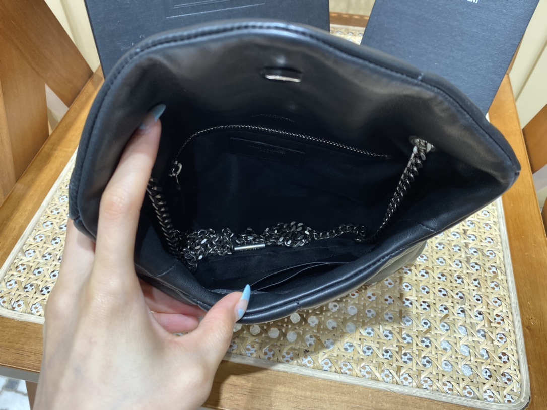 Ysl LOULOU PUFFER 23CM 迷你绗缝小羊皮包 620333黑色银扣