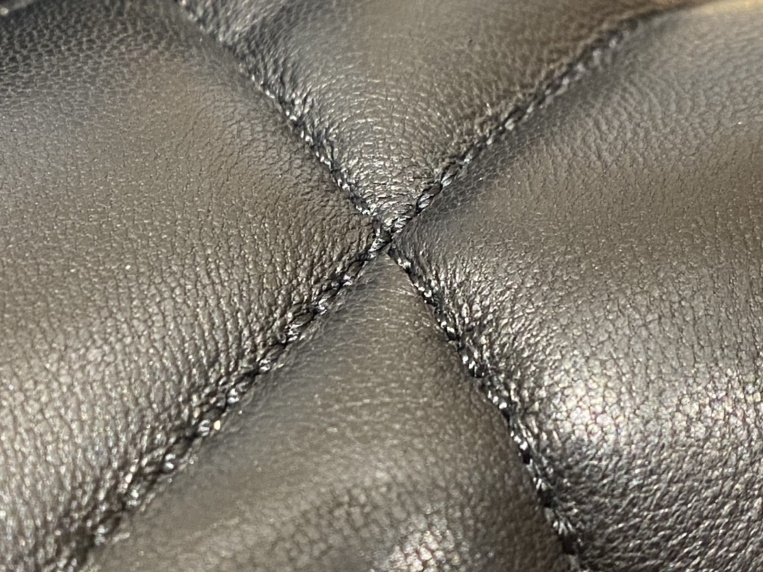 Ysl LOULOU PUFFER 23CM 迷你绗缝小羊皮包 620333黑色银扣