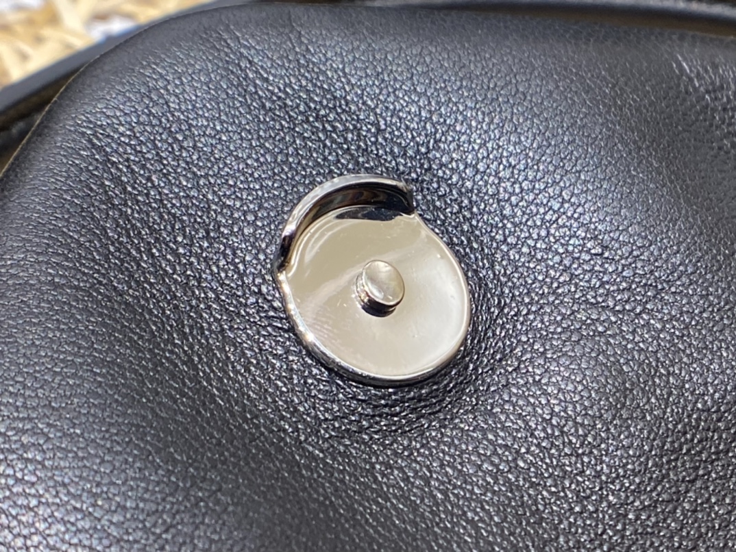 Ysl LOULOU PUFFER 23CM 迷你绗缝小羊皮包 620333黑色银扣