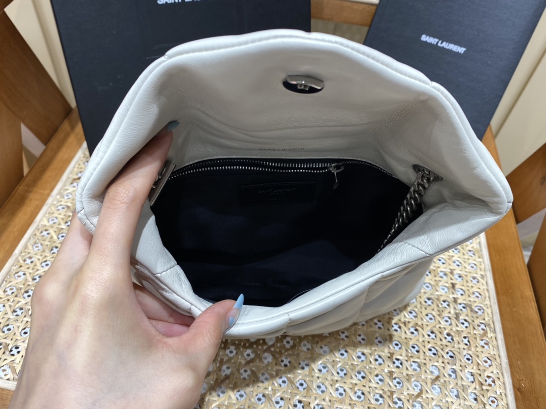 Ysl LOULOU PUFFER 23CM 迷你绗缝小羊皮包 620333白色银扣