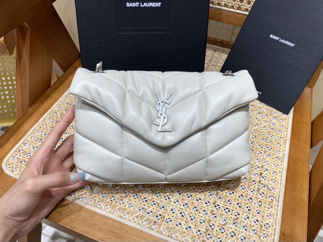 Ysl LOULOU PUFFER 23CM 迷你绗缝小羊皮包 620333白色银扣