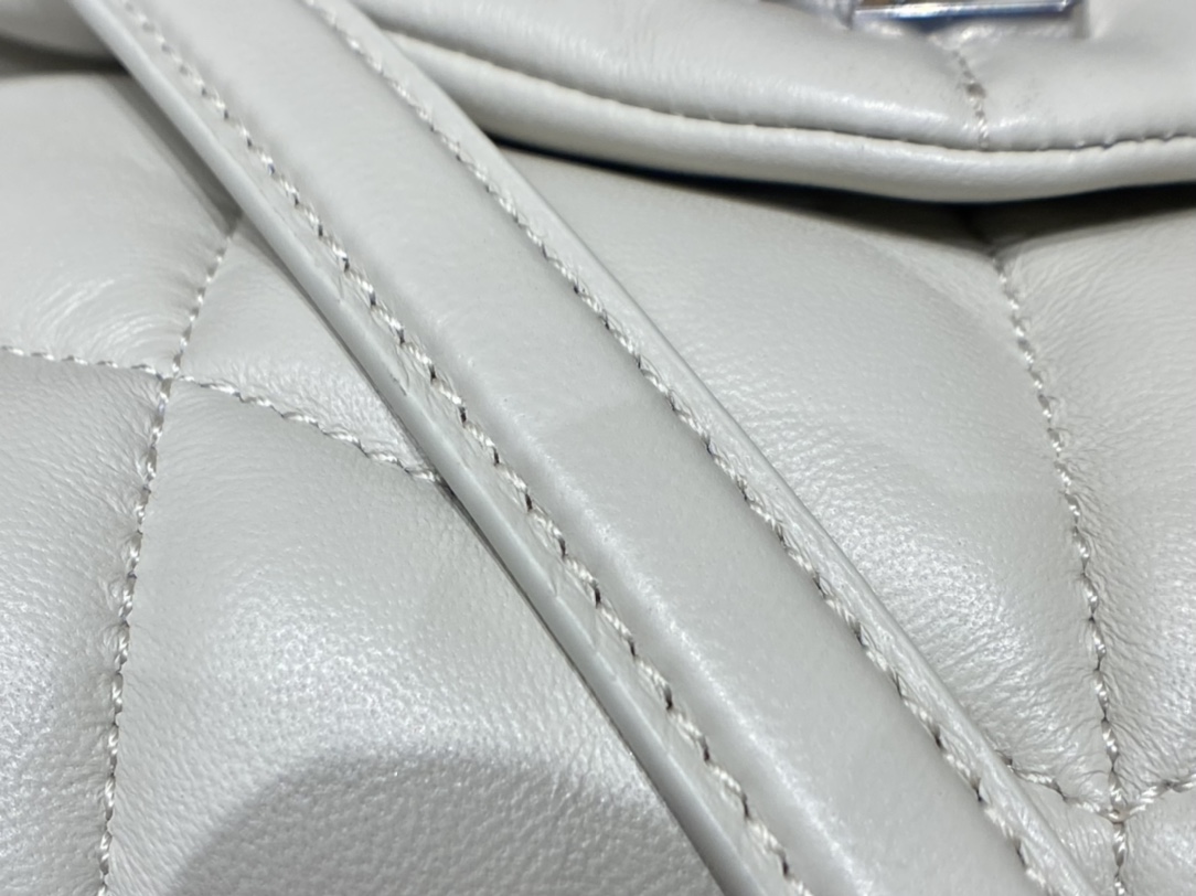 Ysl LOULOU PUFFER 23CM 迷你绗缝小羊皮包 620333白色银扣