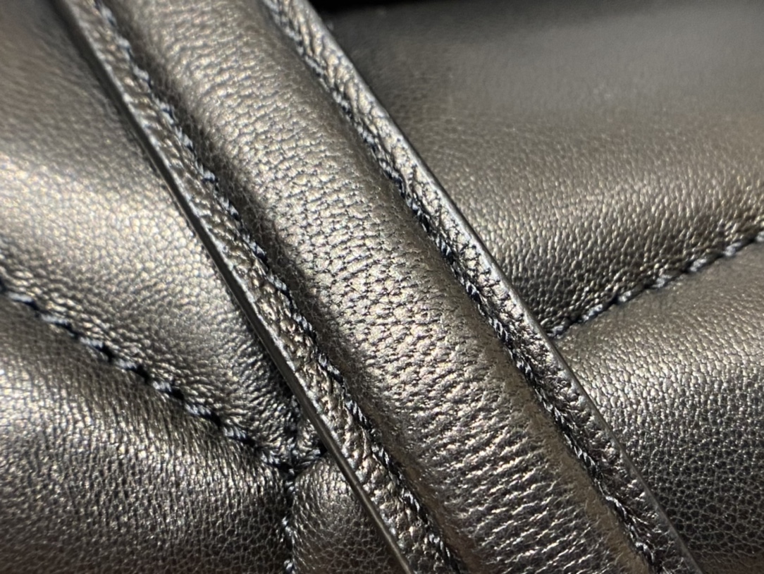 Ysl LOULOU PUFFER 23CM 迷你绗缝小羊皮包 620333黑色/金扣