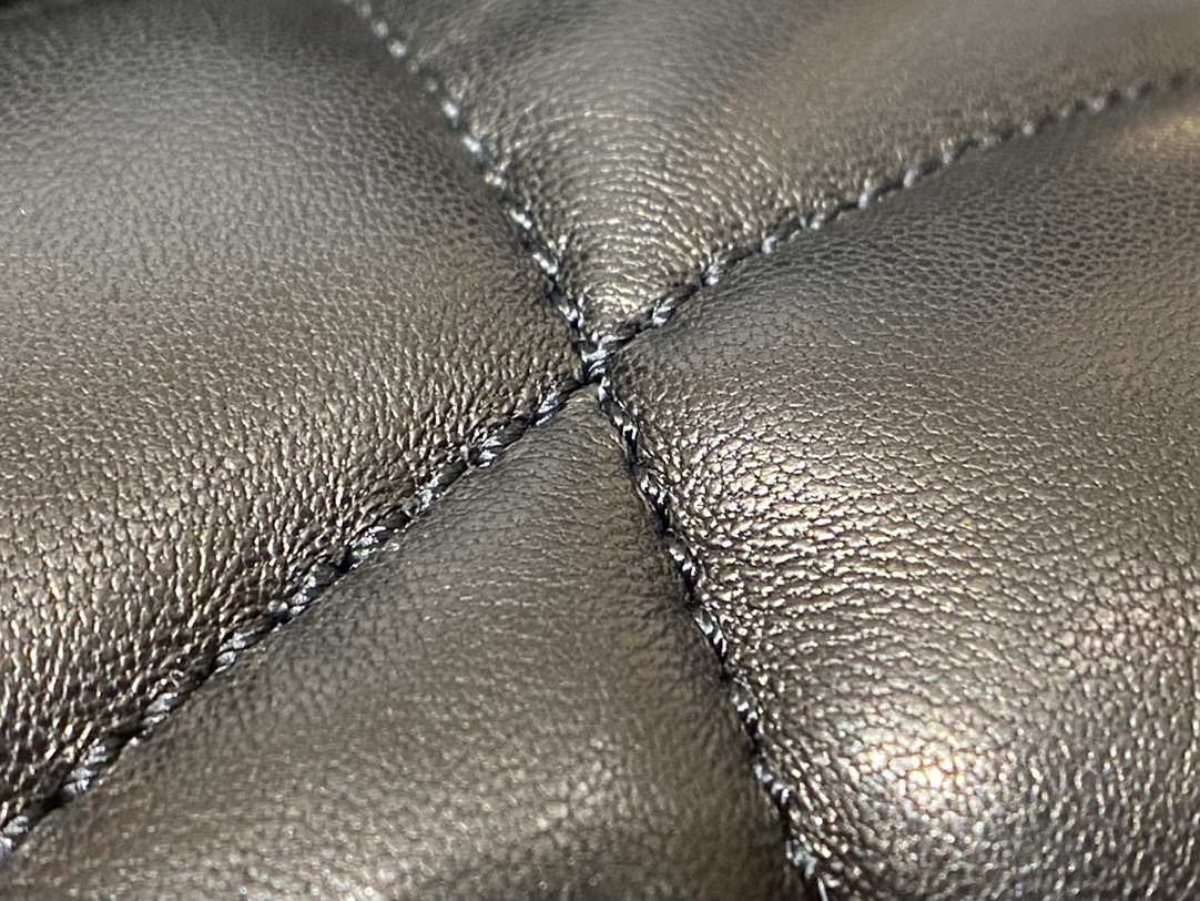 Ysl LOULOU PUFFER 23CM 迷你绗缝小羊皮包 620333黑色/金扣