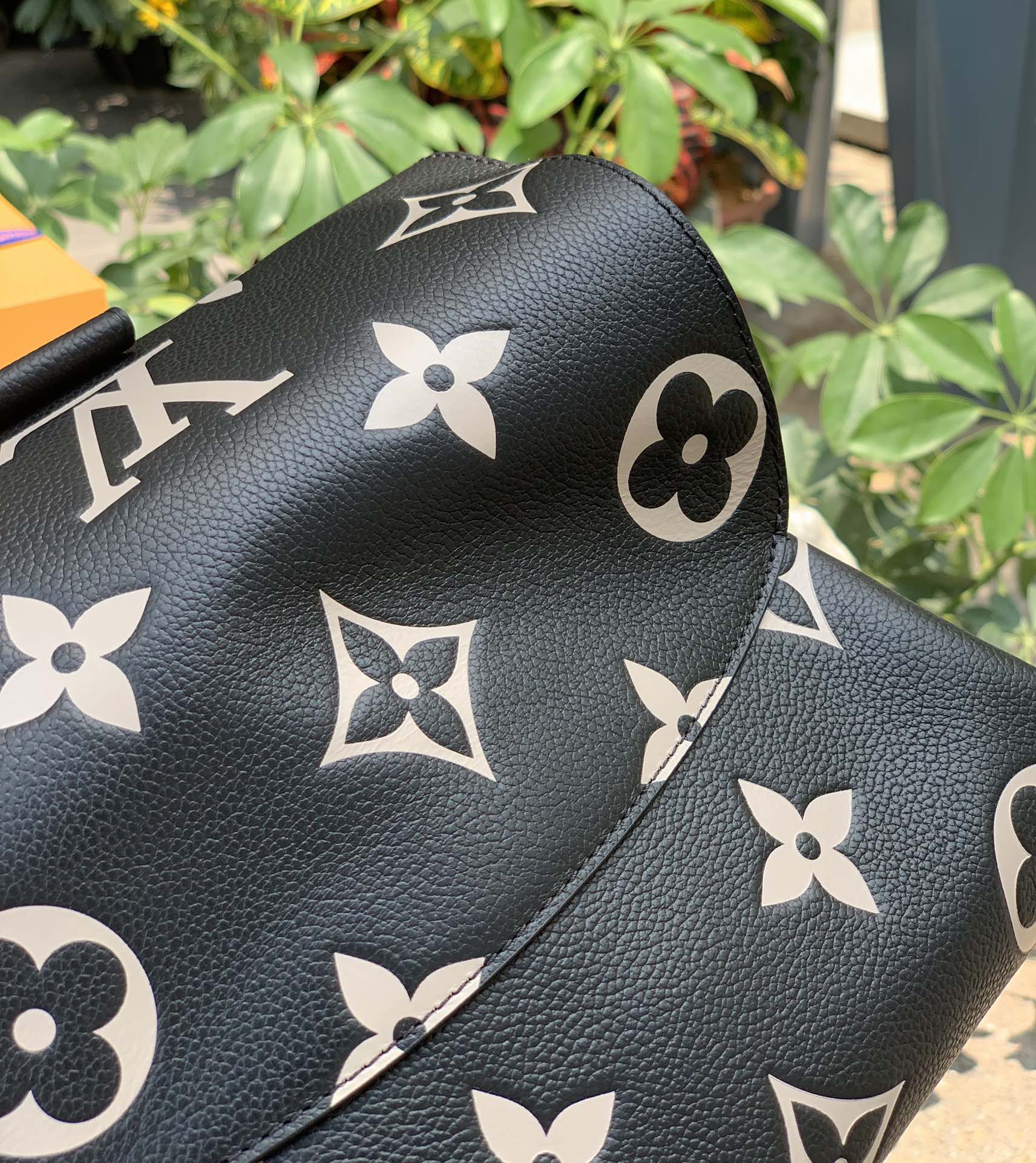 🌼 m45859黑白色尺寸24 x 14 x 9 cm原厂渠道供应！‭‬这款Favorite 手袋为柔软