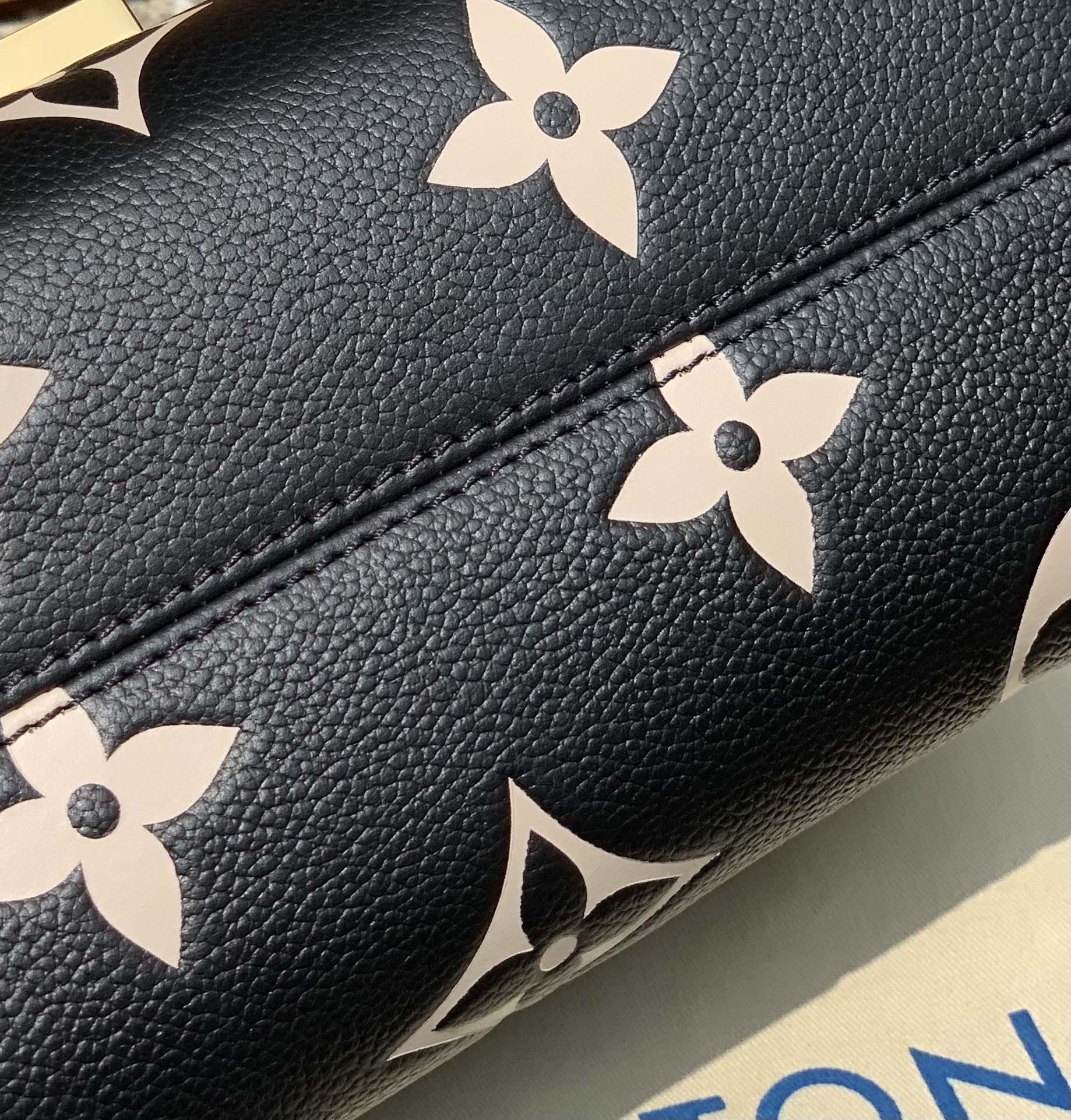 🌼 m45859黑白色尺寸24 x 14 x 9 cm原厂渠道供应！‭‬这款Favorite 手袋为柔软