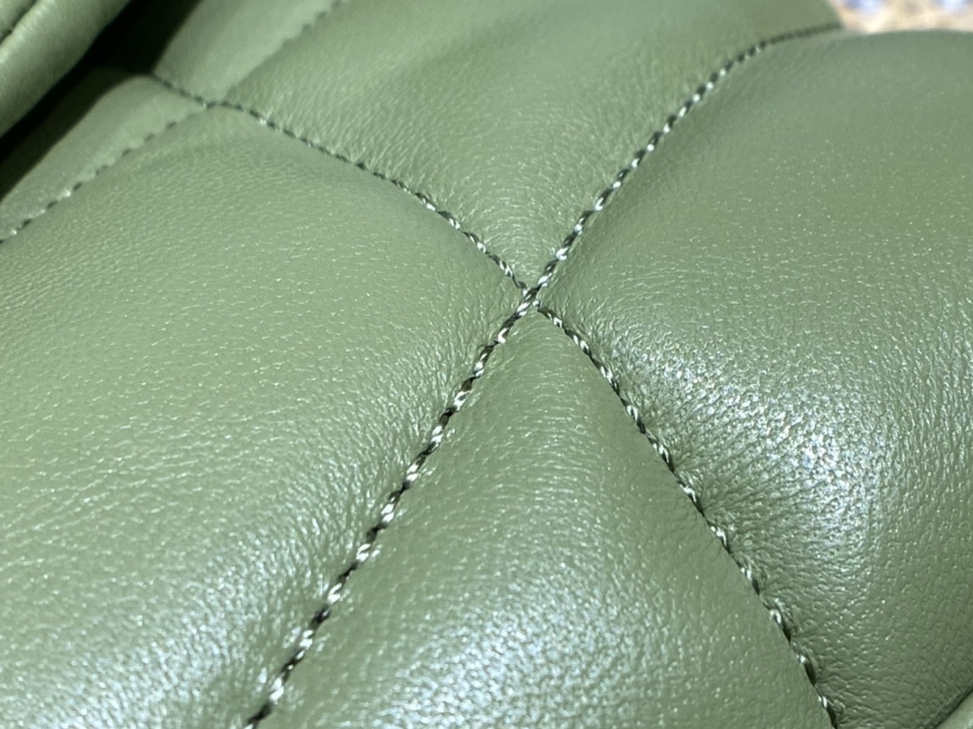 Ysl LOULOU PUFFER 23CM 迷你绗缝小羊皮包 620333牛油果绿/金扣