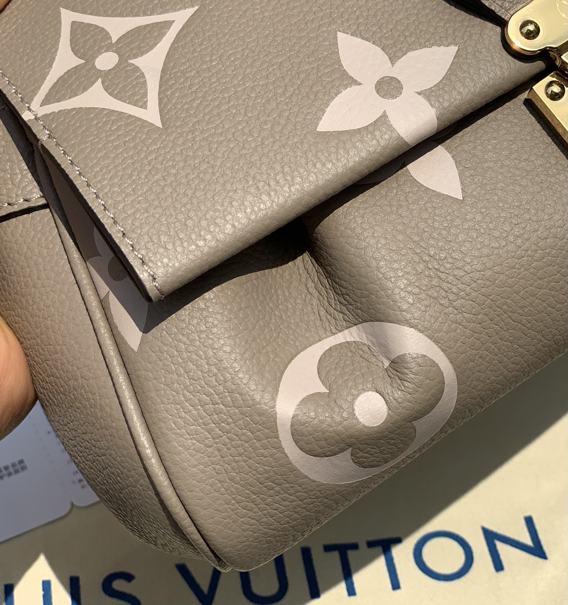 非市场普通货 进口皮料半钢五金 n45836奶茶色尺寸24 x 14 x 9 cm真正的原厂原装货！这款