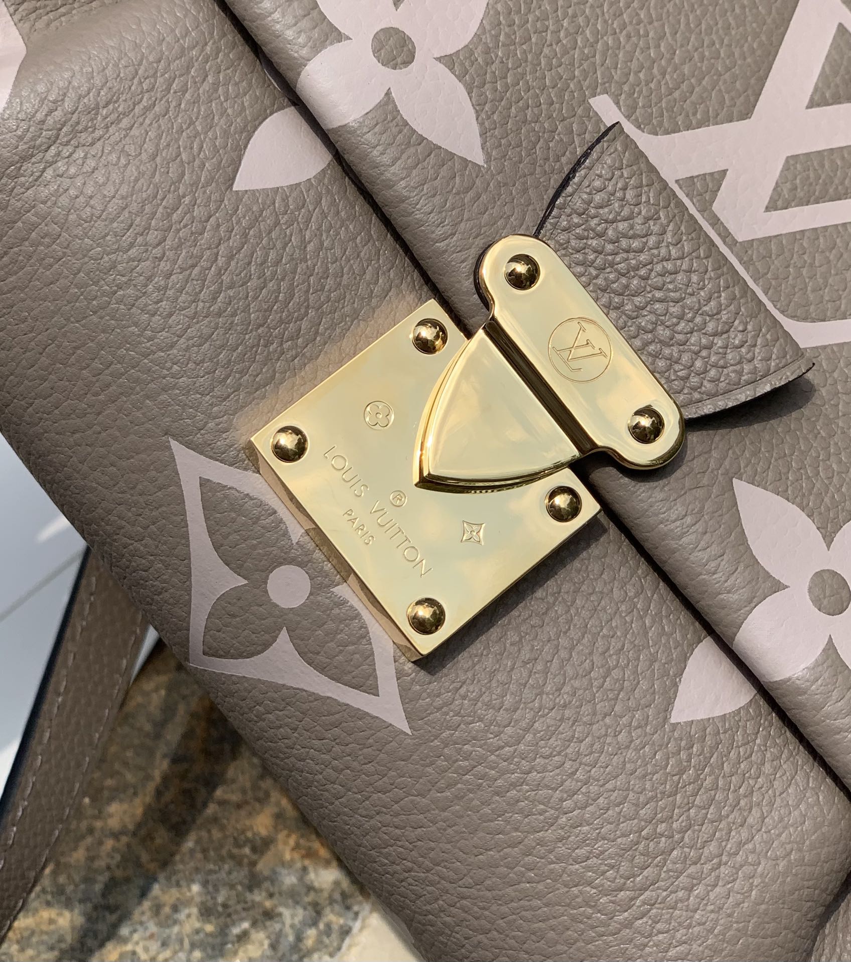 非市场普通货 进口皮料半钢五金 n45836奶茶色尺寸24 x 14 x 9 cm真正的原厂原装货！这款