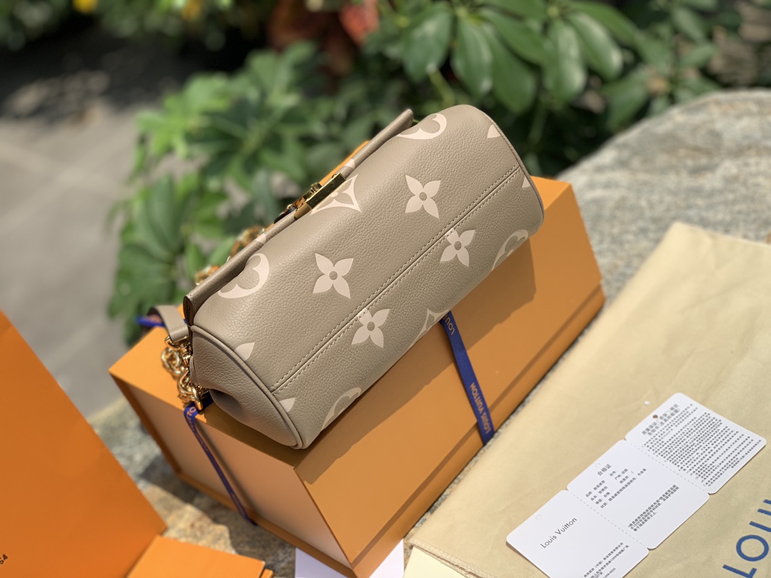 非市场普通货 进口皮料半钢五金 n45836奶茶色尺寸24 x 14 x 9 cm真正的原厂原装货！这款