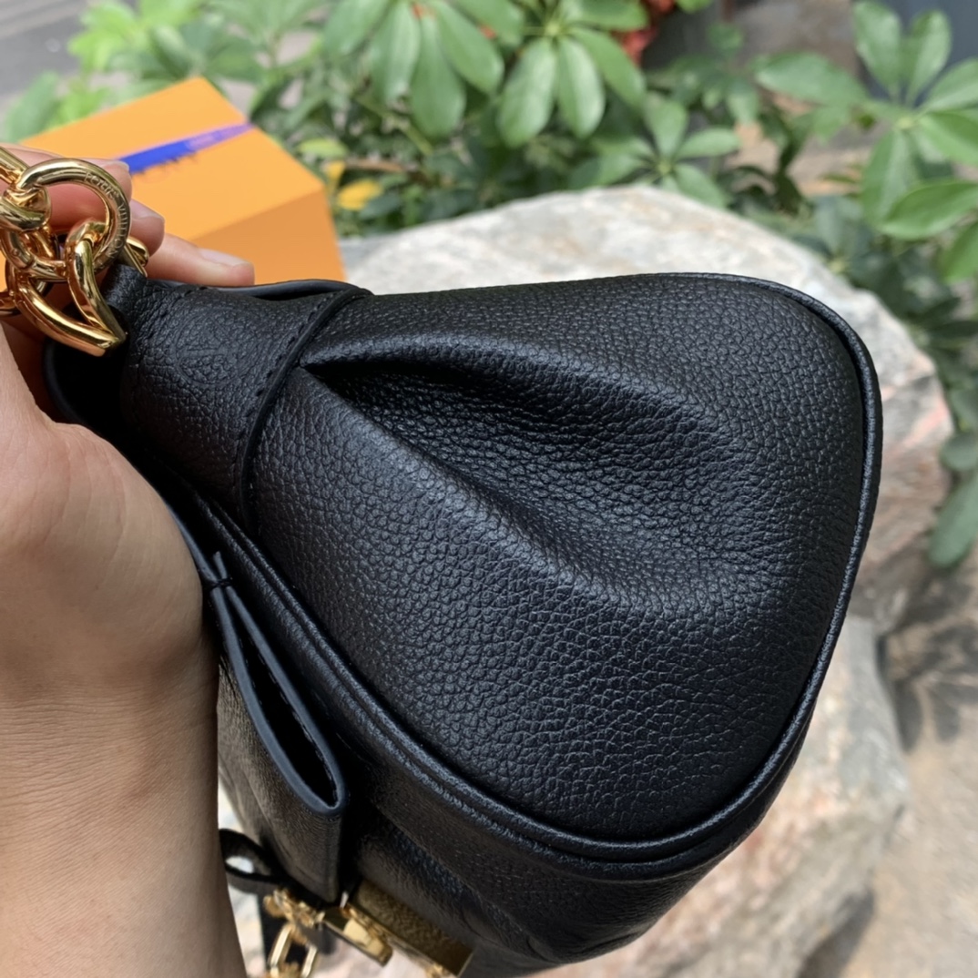 🌼 m45813纯黑色尺寸24 x 14 x 9 cm欧洲纯正渠道！今年超火的L&V新款favorite