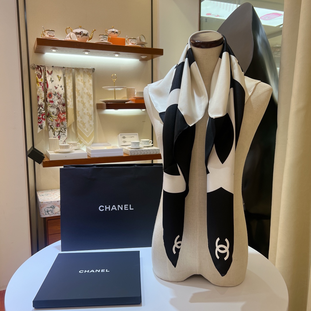 Chanel最美絲巾90x90cm方巾
Chane春夏里最喜欢的一条丝巾。
真丝的触感实在是太舒服了
这
