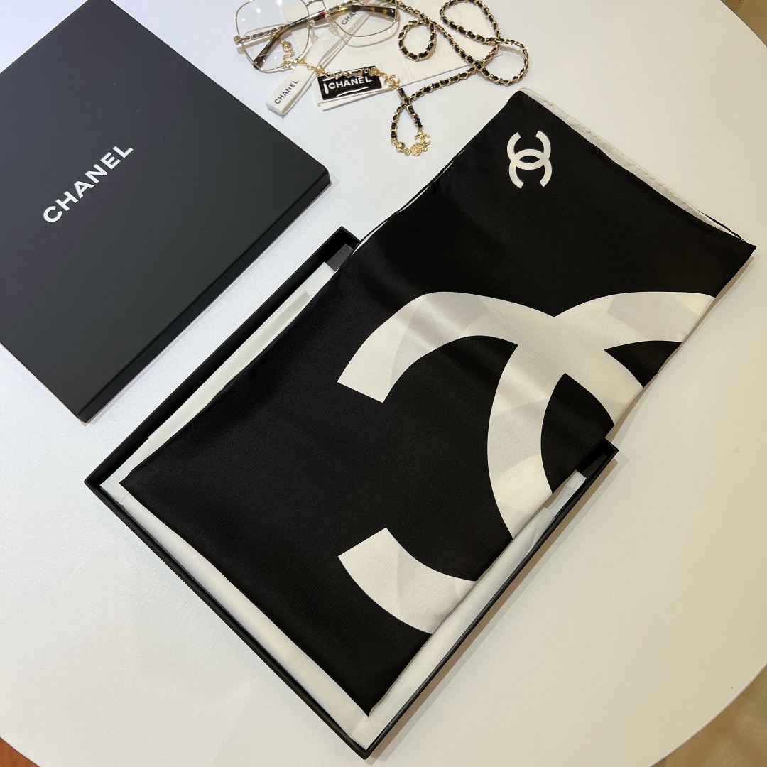 Chanel最美絲巾90x90cm方巾
Chane春夏里最喜欢的一条丝巾。
真丝的触感实在是太舒服了
这