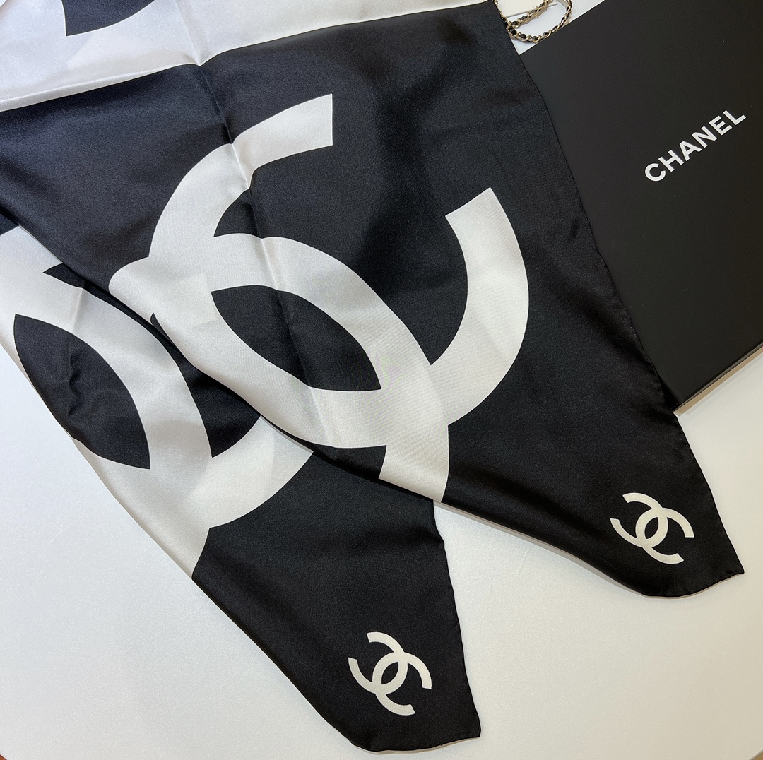 Chanel最美絲巾90x90cm方巾
Chane春夏里最喜欢的一条丝巾。
真丝的触感实在是太舒服了
这