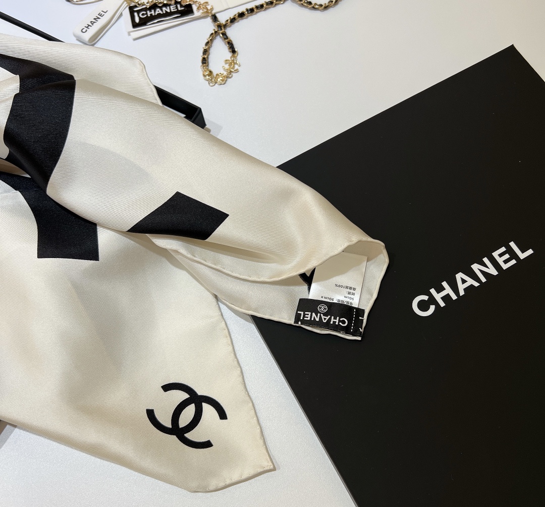 Chanel最美絲巾90x90cm方巾
Chane春夏里最喜欢的一条丝巾。
真丝的触感实在是太舒服了
这