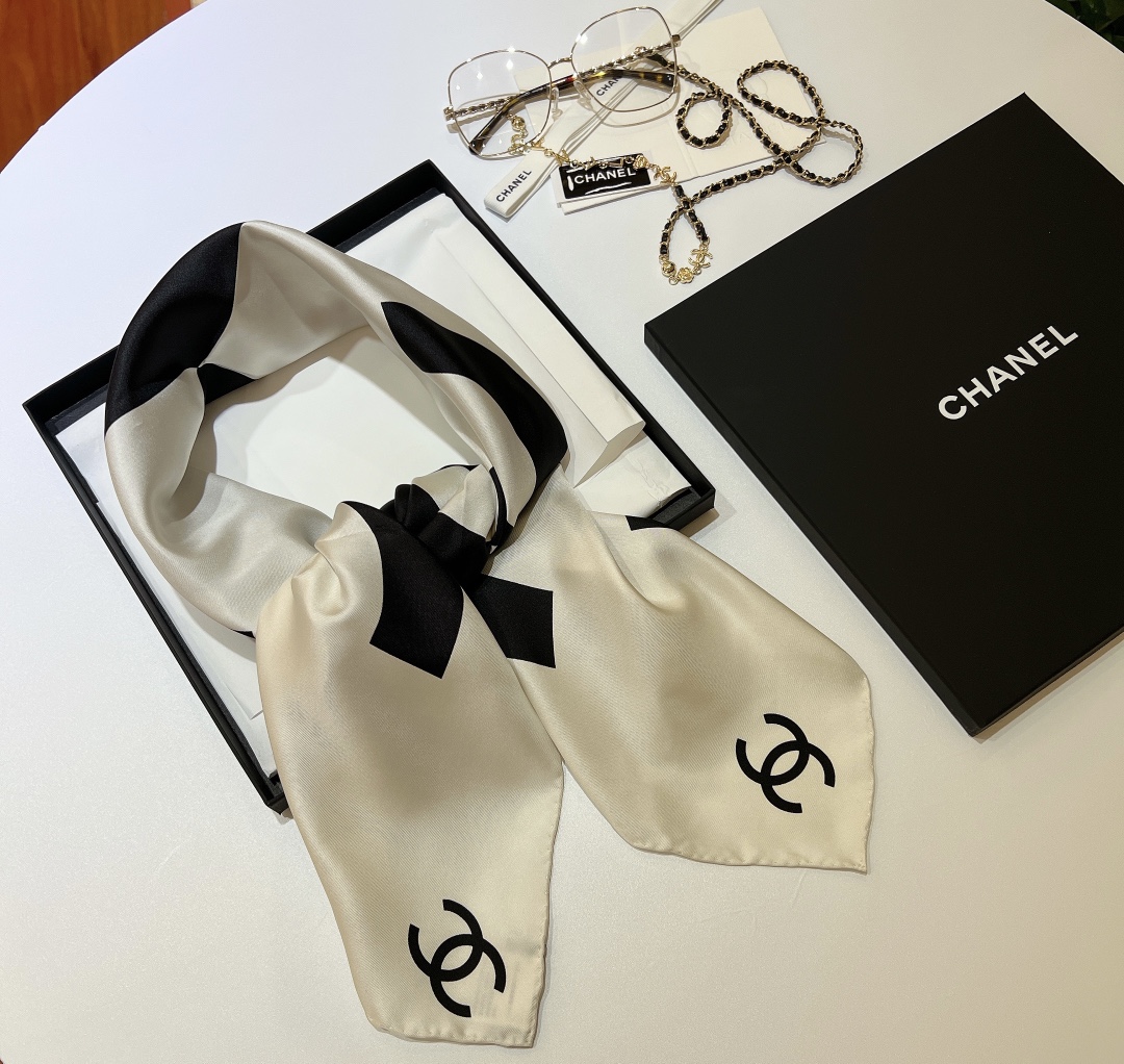 Chanel最美絲巾90x90cm方巾
Chane春夏里最喜欢的一条丝巾。
真丝的触感实在是太舒服了
这
