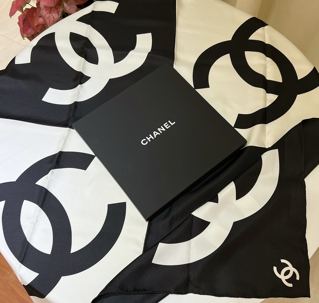 Chanel最美絲巾90x90cm方巾
Chane春夏里最喜欢的一条丝巾。
真丝的触感实在是太舒服了
这