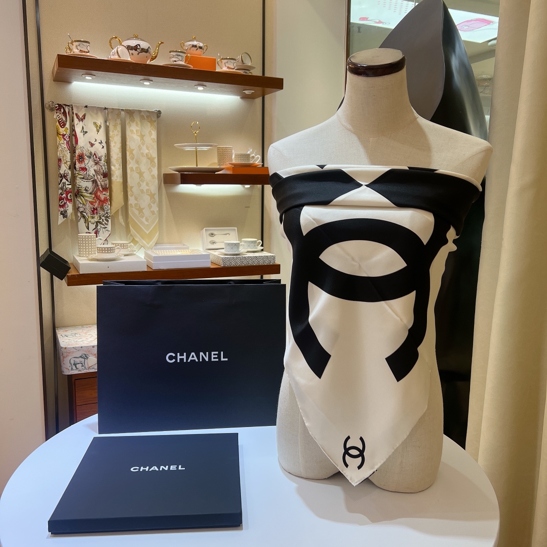 Chanel最美絲巾90x90cm方巾
Chane春夏里最喜欢的一条丝巾。
真丝的触感实在是太舒服了
这