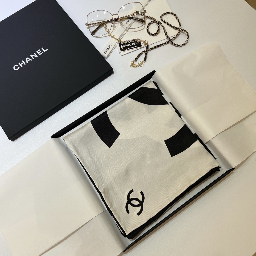 Chanel最美絲巾90x90cm方巾
Chane春夏里最喜欢的一条丝巾。
真丝的触感实在是太舒服了
这