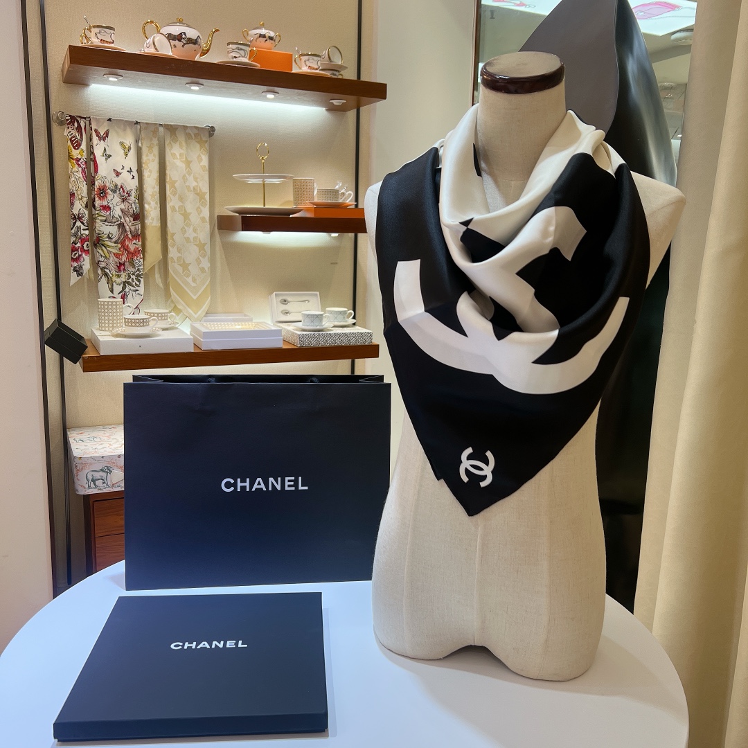 Chanel最美絲巾90x90cm方巾
Chane春夏里最喜欢的一条丝巾。
真丝的触感实在是太舒服了
这