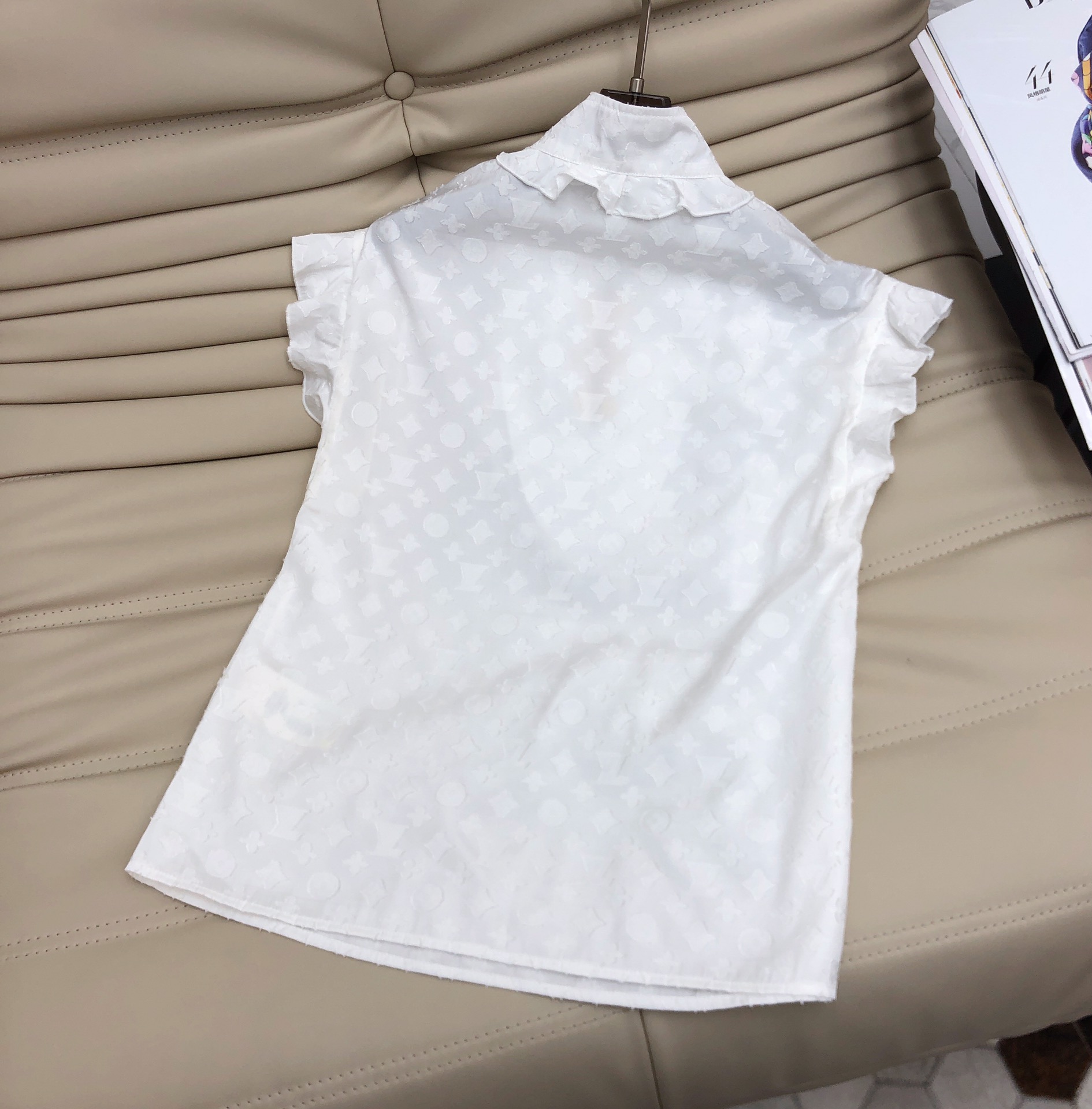 新款25SS LV 经典老花图案立领木耳边袖金属气质上衣 定制进口材质 原版11复刻🔍标志性的经典字母植