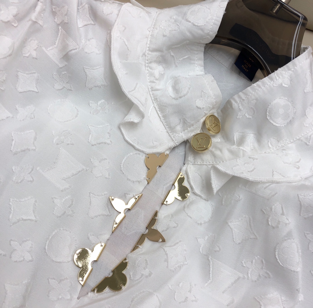 新款25SS LV 经典老花图案立领木耳边袖金属气质上衣 定制进口材质 原版11复刻🔍标志性的经典字母植