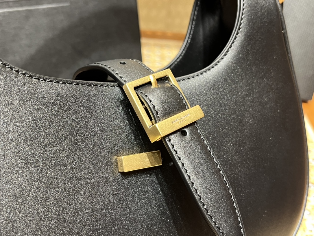 Saint laurent Ysl 𝗟𝗲 𝗙𝗲𝗿𝗺𝗼𝗶𝗿 马鞍腋下包 672615黑色