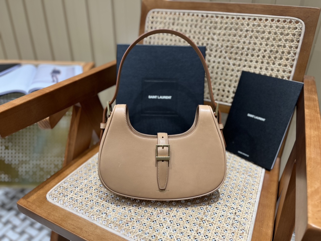 Saint laurent Ysl 𝗟𝗲 𝗙𝗲𝗿𝗺𝗼𝗶𝗿 马鞍腋下包 672615杏色