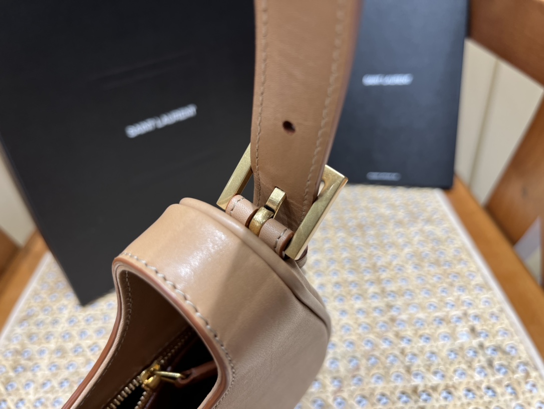 Saint laurent Ysl 𝗟𝗲 𝗙𝗲𝗿𝗺𝗼𝗶𝗿 马鞍腋下包 672615杏色