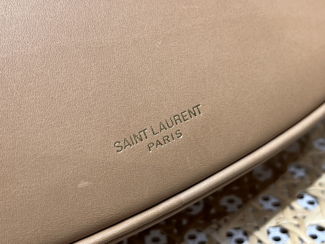 Saint laurent Ysl 𝗟𝗲 𝗙𝗲𝗿𝗺𝗼𝗶𝗿 马鞍腋下包 672615杏色