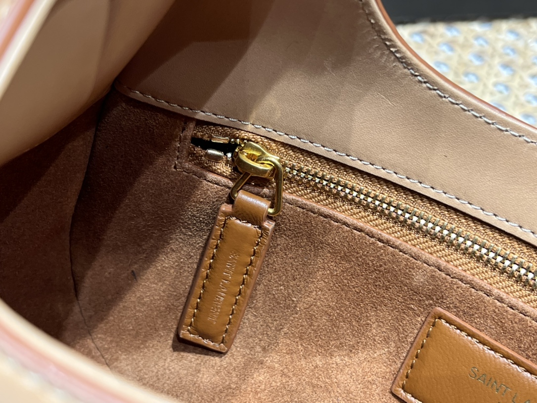 Saint laurent Ysl 𝗟𝗲 𝗙𝗲𝗿𝗺𝗼𝗶𝗿 马鞍腋下包 672615杏色